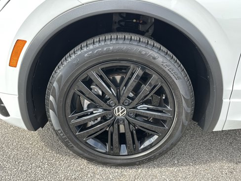 Used 2022 Volkswagen Tiguan SE R-Line image 12