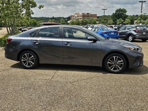 Used 2023 Kia Forte LXS image 3