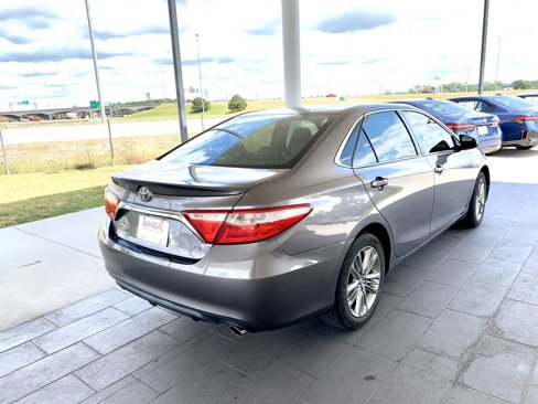 Used 2017 Toyota Camry SE image 5