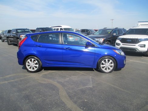 Used 2012 Hyundai Accent SE image 2