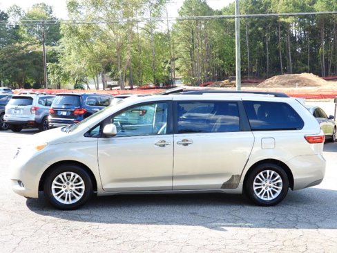 Used 2015 Toyota Sienna XLE image 12