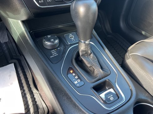 Used 2019 Jeep Cherokee Latitude Plus w/ Comfort/Convenience Group image 14