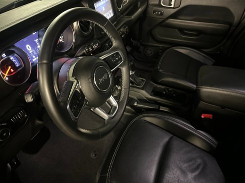 Used 2018 Jeep Wrangler Unlimited Sahara image 9