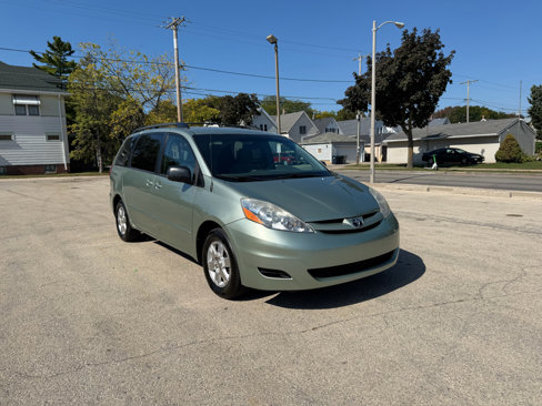 Used 2010 Toyota Sienna LE image 1