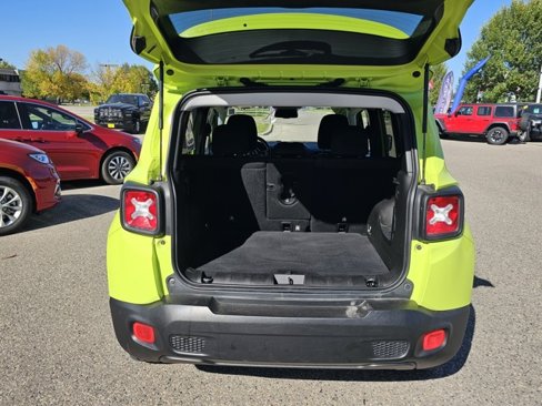 Used 2017 Jeep Renegade Latitude w/ Popular Equipment Group image 9