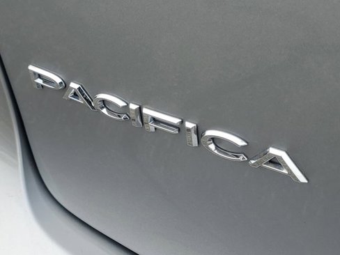Used 2019 Chrysler Pacifica Touring-L image 6