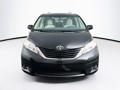 Used 2013 Toyota Sienna LE image 2