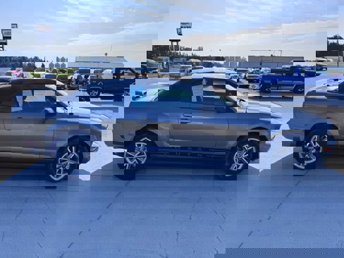 Used 2005 Ford Mustang Deluxe image 2