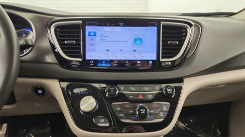 Used 2023 Chrysler Pacifica Touring-L image 13
