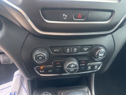 Used 2019 Jeep Cherokee Trailhawk w/ Cold Weather Group image 26