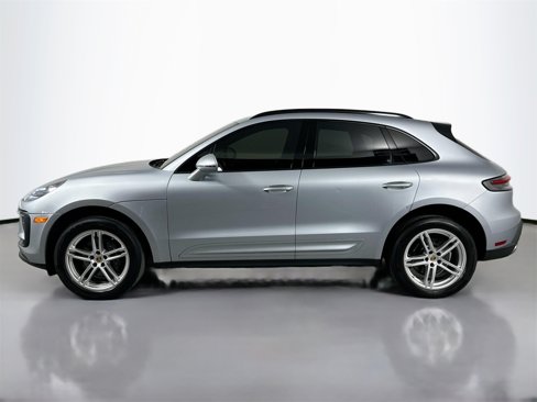 Certified 2022 Porsche Macan image 2
