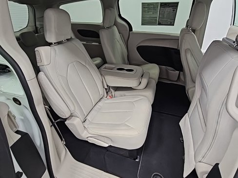 Used 2017 Chrysler Pacifica LX image 32