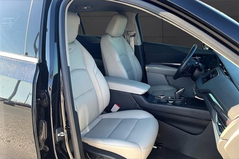 Used 2020 Cadillac XT4 Luxury w/ Cold Weather Package image 7