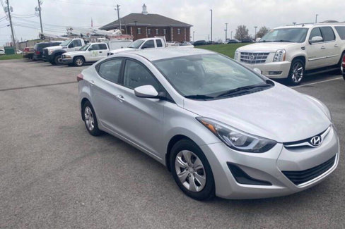 Used 2016 Hyundai Elantra SE image 1