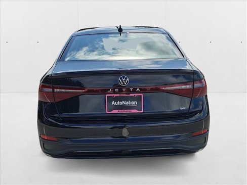 Certified 2025 Volkswagen Jetta SE image 7