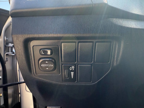 Used 2014 Toyota Prius Five image 17