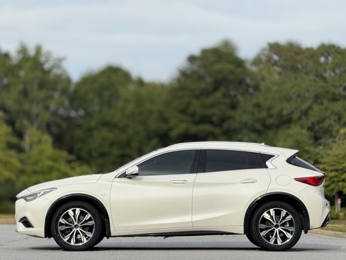 Used 2018 INFINITI QX30 image 8