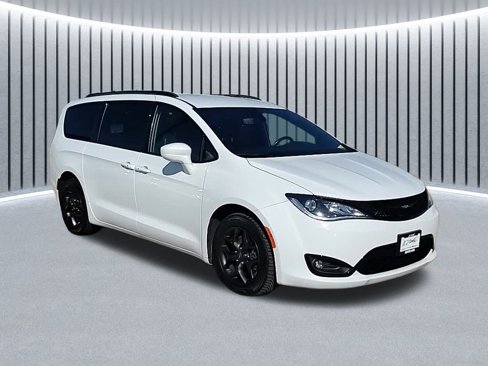 Used 2020 Chrysler Pacifica Touring-L image 3