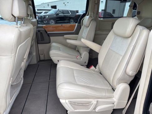 Used 2010 Chrysler Town & Country Limited w/ Entertainment Group #3 image 14
