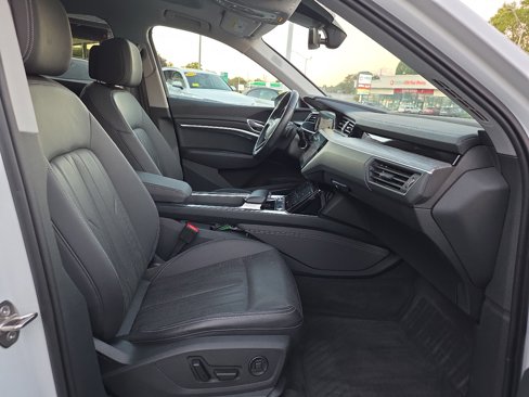 Used 2022 Audi e-tron Premium Plus w/ Premium Plus Package image 33
