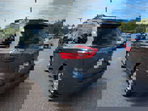 Used 2015 Toyota Sienna LE image 4