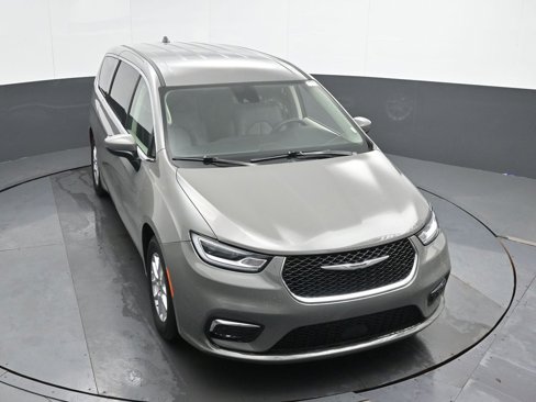 Used 2023 Chrysler Pacifica Touring-L image 41