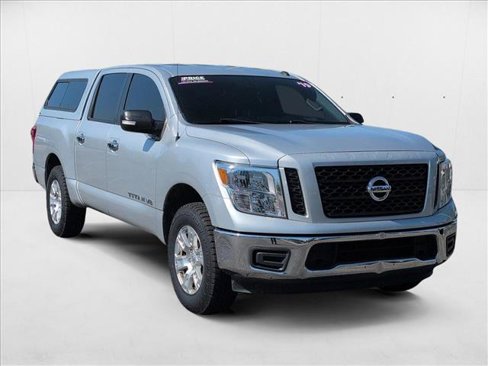 Used 2019 Nissan Titan SV image 3