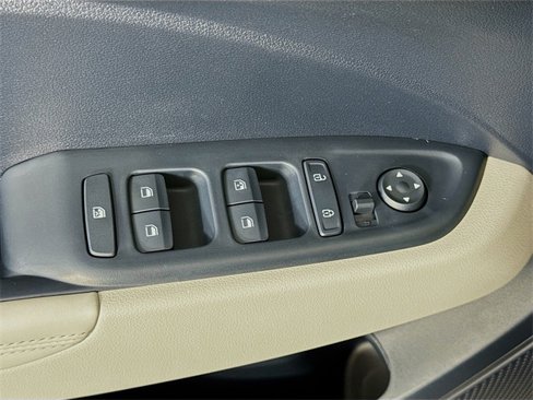 Used 2022 Hyundai Venue Limited image 19