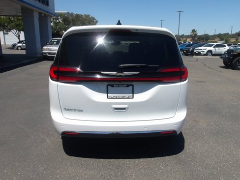 Used 2023 Chrysler Pacifica Touring-L image 7