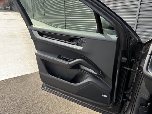 Used 2025 Porsche Cayenne image 13