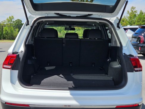 Used 2021 Volkswagen Tiguan SE w/ Panoramic Sunroof Package image 30