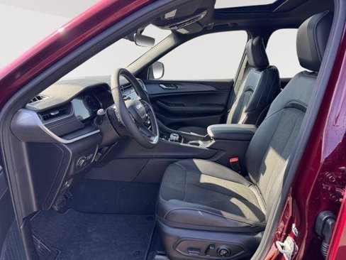 New 2025 Jeep Grand Cherokee Altitude image 9