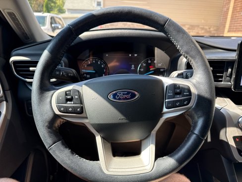Used 2022 Ford Explorer XLT w/ Equipment Group 202A image 10