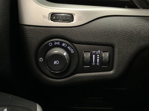 Used 2018 Jeep Cherokee Latitude Plus image 23