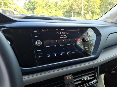 Certified 2024 Volkswagen Taos SE image 18