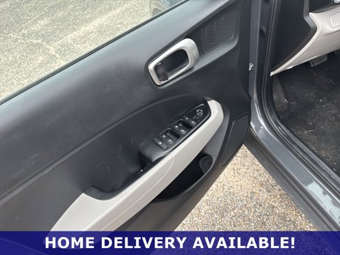 Used 2025 Hyundai Venue SEL image 25