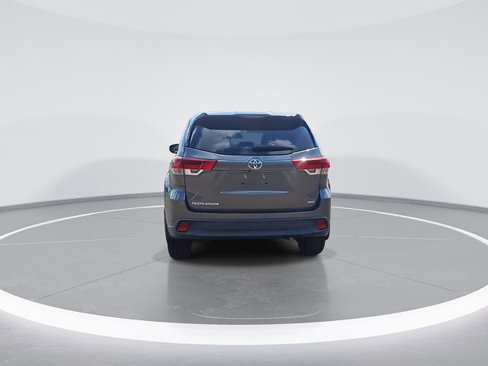 Used 2017 Toyota Highlander LE image 3