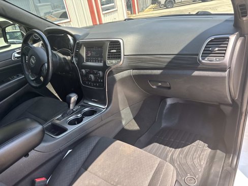 Used 2019 Jeep Grand Cherokee Laredo image 12