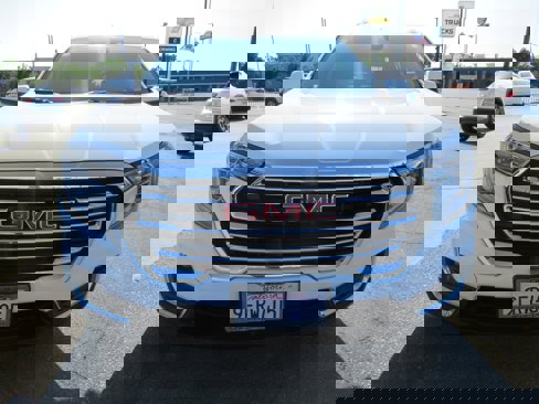 Used 2023 GMC Terrain SLT image 3