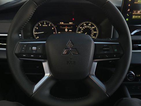 New 2025 Mitsubishi Outlander SE image 10