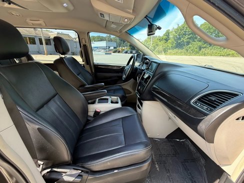 Used 2015 Chrysler Town & Country Touring w/ Driver Convenience Group image 21