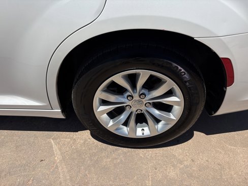 Used 2015 Chrysler 300 Limited image 10