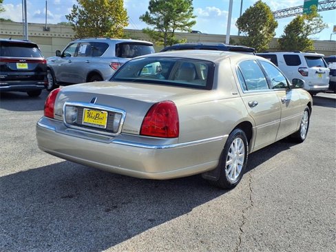 Used 2006 Lincoln Town Car Signature image 2