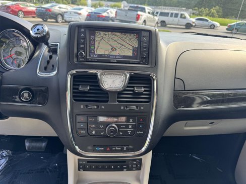 Used 2011 Chrysler Town & Country Limited image 4