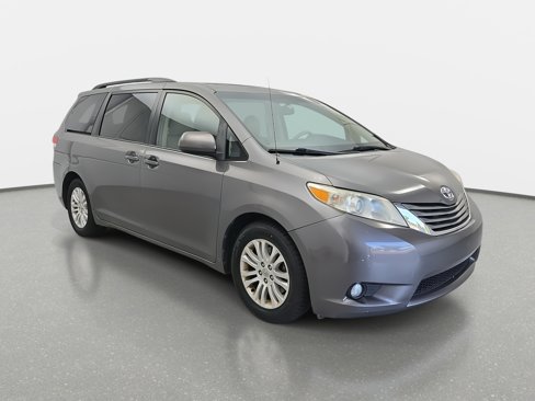 Used 2014 Toyota Sienna XLE image 3