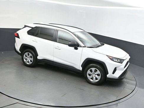 Used 2020 Toyota RAV4 LE image 1