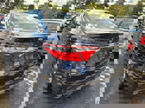 Used 2016 Toyota Camry SE image 4