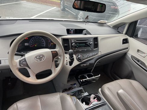 Used 2014 Toyota Sienna LE image 21
