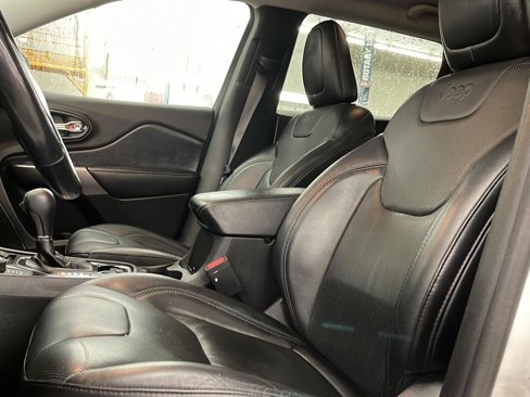 Used 2019 Jeep Cherokee Limited image 11