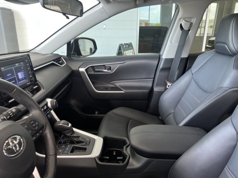 Used 2022 Toyota RAV4 XLE Premium image 17